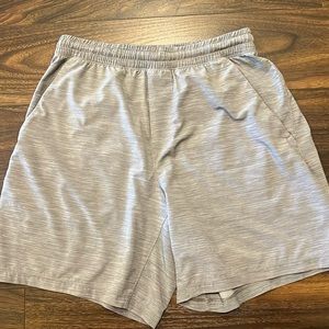 LULULEMON MENS PACEBREAKER SHORT SIZE SMALL 7inch LIGHT GRAY
